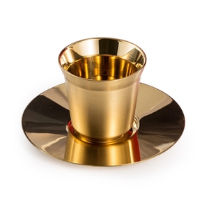 Scáthán cupán caife cruach dhosmálta agus mias socraithe le spúnóg