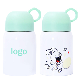 Fleascán ar fud na cruach dhosmálta a fhoinsiú le clúdach spout sceite