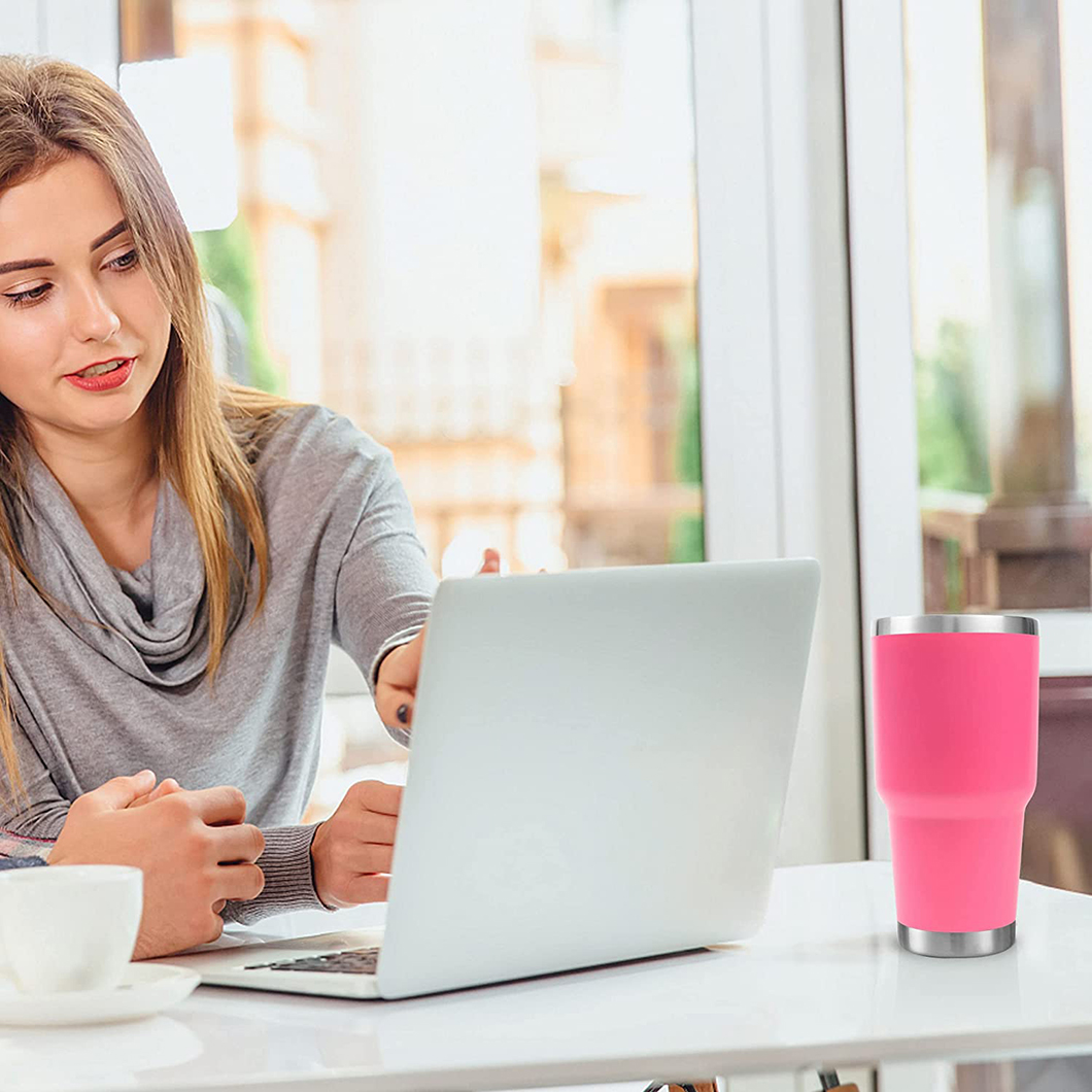 Mugs tumbler carr inslithe teirmeach clasaiceach le d&eacute;ant&uacute;s&oacute;ir cl&uacute;dach 